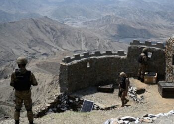 ANGGOTA tentera Pakistan membuat rondaan di sepanjang sempadan Pakistan-Afghanistan.-AFP