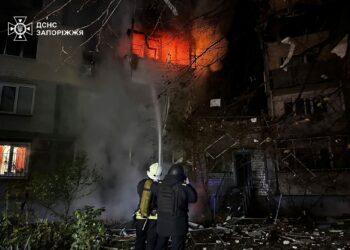 PASUKAN penyelamat Ukraine berusaha memadam kebakaran di sebuah bangunan kediaman selepas serangan udara Russia di Zaporizhzhia, selatan Ukraine.-AFP