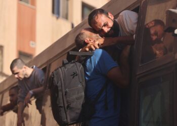 SEORANG tahanan Palestin yang dibebaskan dari penjara Israel dipeluk ahli keluarganya sebaik tiba menaiki bas di luar Hospital Nasser di Khan Younis, selatan Semenanjung Gaza.–AFP