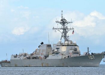 KAPAL pemusnah USS Gravely berlabuh di Trinidad dan Tobago bagi menjalankan latihan bersama berhampiran pesisir Venezuela.-AFP