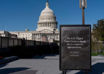 PAPAN tanda yang menghalang pelancong daripada memasuki Pusat Pelawat Capitol, susulan penutupan kerajaan Amerika Syarikat (AS).- AGENSI