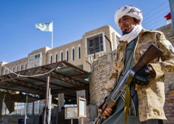 ANGGOTA keselamatan Taliban berkawal dekat pintu pagar persimpangan sempadan antara Afghanistan dan Pakistan di daerah Spin Boldak di wilayah Kandahar. – AFP