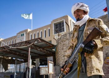 ANGGOTA keselamatan Taliban berkawal dekat pintu pagar persimpangan sempadan antara Afghanistan dan Pakistan di daerah Spin Boldak di wilayah Kandahar. – AFP