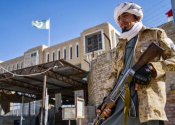 ANGGOTA keselamatan Taliban berkawal dekat pintu pagar persimpangan sempadan antara Afghanistan dan Pakistan di daerah Spin Boldak di wilayah Kandahar. – AFP