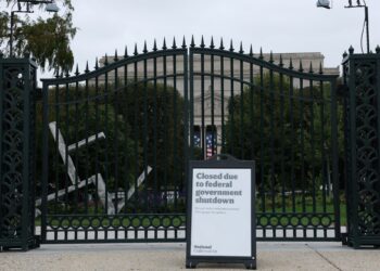 NOTIS penutupan diletakkan di sekitar Taman Arca Seni Nasional di National Mall, di Washington, DC, susulan penutupan kerajaan AS.- AFP