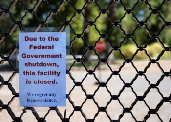 NOTIS di pintu masuk Arboretum Kebangsaan AS di Washington digantung ketika ia ditutup akibat penutupan kerajaan persekutuan, kelmarin. – AFP