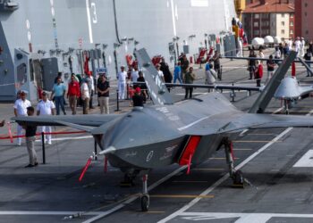 KIZILELMA, pesawat pejuang tanpa pemandu Turkiye dipamerkan di atas dek kapal pendarat amfibia TCG Anadolu semasa acara Teknofest di Istanbul. – AGENSI