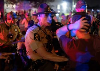 POLIS Negeri Illinois bertempur dengan penunjuk perasaan di luar pusat tahanan pendatang di Broadview, Illinois, kelmarin.- AFP