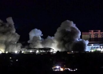 ASAP tebal menyelubungi ruang udara selepas beberapa siri letupan di kompleks penipuan utama KK Park di Myawaddy, Myanmar kelmarin.-AGENSI