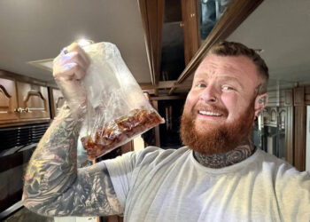 NATHAN Rimmington menunjukkan gula-gula gummy yang dibelinya sebelum dikejarkan ke hospital. - AGENSI