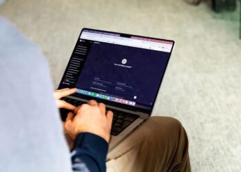 KAJIAN terbaharu EU mendapati AI tidak sesuai digunakan sebagai sumber berita yang boleh dipercayai.-AFP