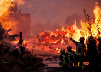 ANGGOTA bomba memadam kebakaran hutan di Chaves, Portugal, pada Ogos lalu.-AGENSI