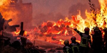 ANGGOTA bomba memadam kebakaran hutan di Chaves, Portugal, pada Ogos lalu.-AGENSI