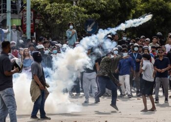 PENUNJUK perasaan bertempur dengan polis rusuhan semasa protes di luar Parlimen di Kathmandu, pada 8 September lalu.- AFP