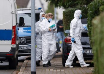 PASUKAN perubatan tiba di kediaman Iris Stalzer di bandar Herdecke di barat Jerman.-AGENSI