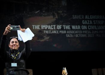 WAKIL kepada Saher Alghorra merakam gambar hadirin ketika menerima trofi pada majlis anugerah Prix Bayeux Calvados-Normandie bagi Wartawan Perang edisi 2024  yang berlangsung di Bayeux, Perancis.-AFP