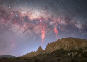 FENOMENA kilat merah berjaya dirakam tiga jurugambar di tebing tanah liat Omarama di Pulau Selatan, New Zealand.-AGENSI