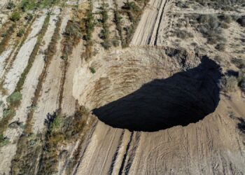PEMANDANGAN udara lubang benam gergasi berhampiran bandar perlombongan Tierra Amarilla, Wilayah Copiapo di Gurun Atacama, Chile.-AFP
