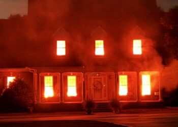 HIASAN kediaman Amanda Peden dan Sam Lee menjadi tumpuan sempena sambutan Halloween di kawasan Fountain Inn di South Carolina.-AGENSI