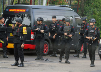 PIHAK berkuasa di Jakarta tetap mempertingkatkan rondaan bagi meredakan kebimbangan ibu bapa dan pelajar.- AGENSI