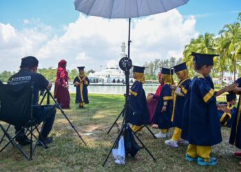 MURID Tadika Little Caliphs Padang Midin lengkap berbaju jubah konvokesyen diraikan dalam sesi fotografi graduasi dI  luar kawasan berhampiran Masjid Tengku Tengah Zaharah, Kuala Terengganu.