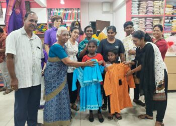 R. SHANTI (empat dari kanan) menerima baju baharu untuk anaknya sempena Program Penyampaian Baju Deepavali anjuran Malaysia Hindu Sangam di sebuah pasar raya di Taman Ria Plentong, Johor Bahru