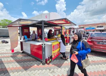 PENIAGA yang menjalankan perniagaan di MyKiosk di pekan Kampung Gajah di Pasir Salak.  Perak.– UTUSAN/AIN SAFRE BIDIN
