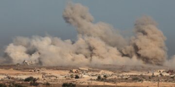 KEPULAN asap akibat bedilan udara oleh tentera Israel di Gaza. – AFP