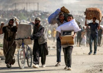 RAKYAT Palestin membawa kotak bantuan kemanusiaan yang diterima daripada Yayasan Kemanusiaan Gaza (GHF) di koridor Netzarim, di Nuseirat, tengah Gaza.- AFP