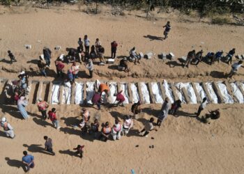 PENDUDUK Palestin mengebumikan 54 jenazah tanpa identiti di tanah perkuburan di Deir al-Balah di tengah Gaza. – AFP