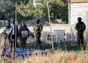 WANITA Palestin diusir dari kawasan perkuburan oleh tentera Israel di Jenin, Tebing Barat. – AFP
