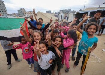 KANAK-kanak Palestin meraikan berita mengenai perjanjian gencatan senjata baharu antara Hamas dan Israel di kem Nuseirat, tengah Gaza, pada 9 Oktober lalu.- AFP