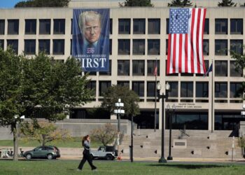 POTRET Presiden Donald Trump digantung di ibu pejabat Jabatan Buruh berhampiran Capitol, di Washington, kelmarin.- AFP