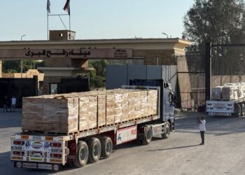 TRAK yang sarat bantuan kemanusiaan menunggu kebenaran untuk masuk ke Gaza di persimpangan Rafah sebelah Mesir.- AFP