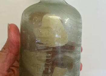 BOTOL kaca yang mengandungi dua pucuk surat ditulis oleh dua tentera era Perang Dunia Pertama. – AGENSI