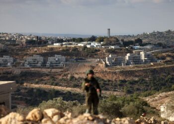 TENTERA Israel berkawal di kawasan penempatan haram Yahudi di Kobar, berhampiran Ramallah. – AFP
