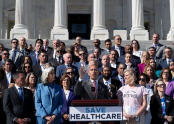 KETUA Minoriti Dewan Perwakilan AS, Hakeem Jeffries dari Parti Demokrat New York, ketika berucap bersama anggota Demokrat lain di tangga Capitol Hill, Washington DC, pada 15 Oktober lalu.- AFP