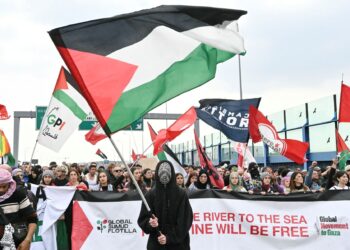 PENUNJUK perasaan mengibarkan bendera Palestin ketika himpunan solidariti Palestin besar-besaran di Milan, Itali. - AFP
