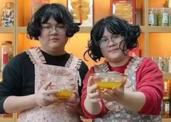 LIANG Caiyu dan He Xiansheng kelihatan seperti kembar sedangkan mereka adalah pasangan suami isteri. – AGENSI