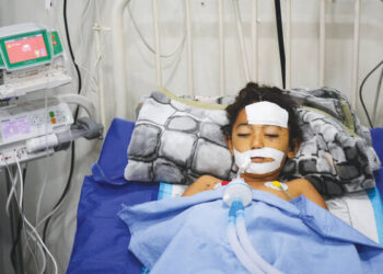 NABILA Shorbasi terlantar di hospital di Gaza selepas bom yang disangka alat permainan meletup. - AGENSI