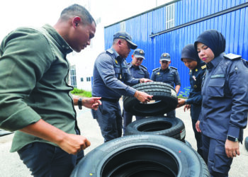 Anggota Suruhanjaya Pencegahan Rasuah Malaysia (SPRM) bersama wakil syarikat pengeluar memeriksa tayar di sebuah gudang penyimpanan tayar di Jalan Kebun, Shah Alam yang diserbu agensi itu Isnin lalu.