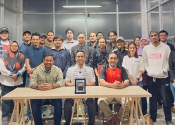 AHMAD Azzin Izzad Bahanudin (duduk, tengah) bergambar bersama selepas Majlis Ramah Mesra Bersama Media Perlis di Kafe Sechaone, Kangar, Perlis. -UTUSAN
