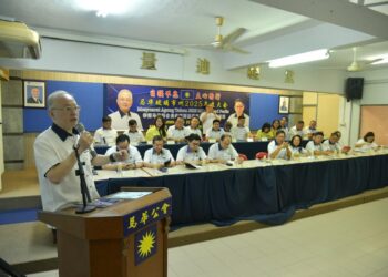 WEE Ka Siong (kiri) menyampaikan ucapan sebelum merasmikan Mesyuarat Agung MCA Perlis Tahun 2025 di Pejabat MCA negeri Kangar, Perlis hari ini. -UTUSAN/IZLIZAN OTHMAN