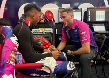 Hakim Danish bersama ketua kru pasukannya menjelang sesi kelayakan Moto3 pada Grand Prix Malaysia di Litar Antarabangsa Sepang, Sepang, hari ini. - Ihsan SIC Racing