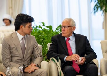 TENGKU Hassanal Ibrahim Alam Shah (kiri) berkenan menghadap Presiden Emiriah Arab Bersatu (UAE), Sheikh Mohamed Zayed Al Nahyan di Qasr Al Bahr, Abu Dhabi semalam.