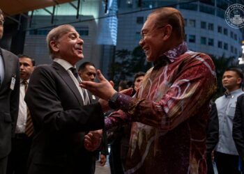 ANWAR Ibrahim menyambut rakan sejawatnya dari Pakistan, Muhammad Shehbaz Sharif.-FB ANWAR IBRAHIM