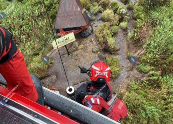 PASUKAN bomba membawa jenazah pendaki Allahyarham Mustaqqeem Mansoor.-FACEBOOK JABATAN BOMBA DAN PENYELAMAT MALAYSIA