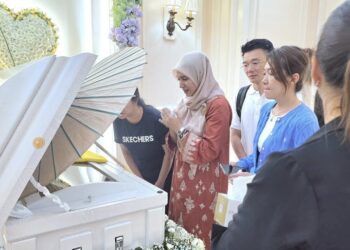 NURUL Izzah Anwar beri penghormatan terakhir kepada pelajar perempuan yang maut dipercayai ditikam beberapa kali oleh rakan sekolahnya, seorang pelajar lelaki berusia 14 tahun, pada Selalu lalu.