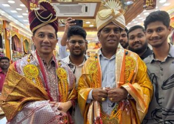 MOHAMED Azmin Ali dan M. Saravanan hadir program bersama.-FB M SARAVANAN