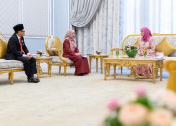 RAJA Zarith Sofiah menerima mengadap Fadhlina Sidek di Istana Negara hari ini.